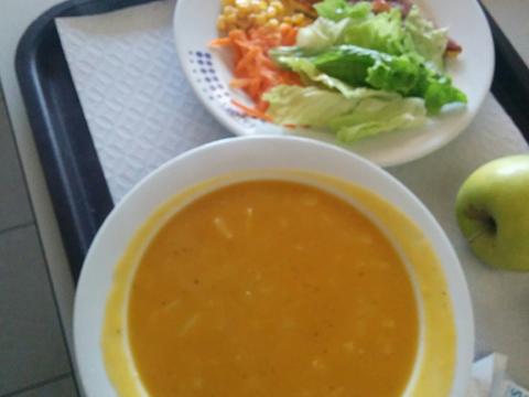 A sopa da horta acompanhada por uma salada e omelete aromatizada com salsa da horta.